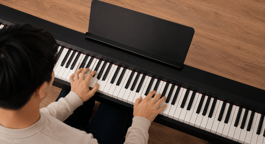 Beginner na nagsasanay ng tamang fingering at basic piano skills gamit ang digital piano sa bahay.